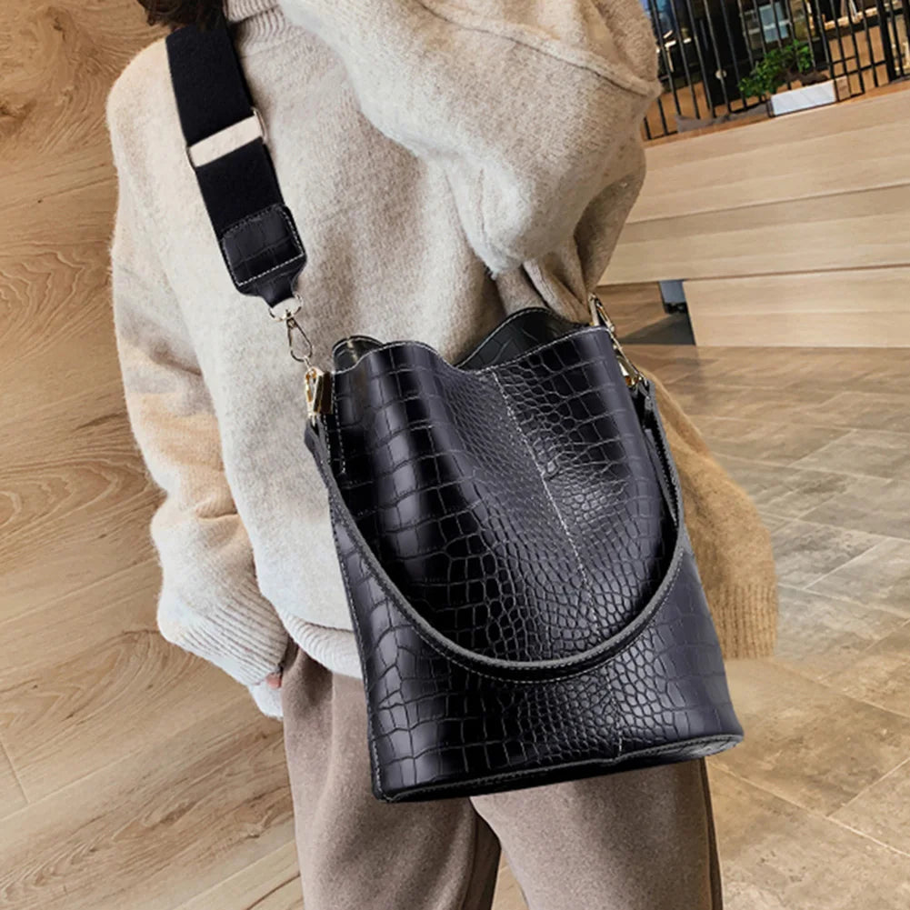 Large-Capacity Crocodile Pattern Leather Crossbody Bag Clean Vanilla Store