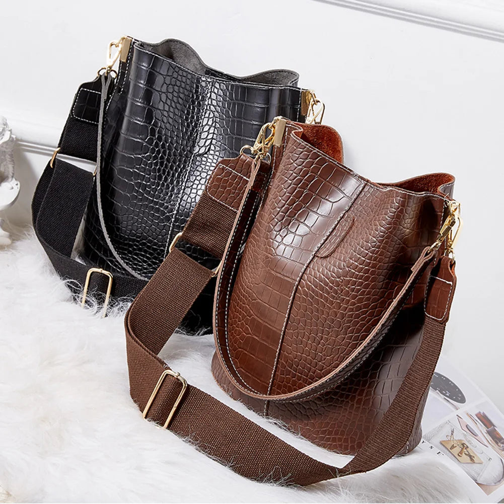 Large-Capacity Crocodile Pattern Leather Crossbody Bag Clean Vanilla Store