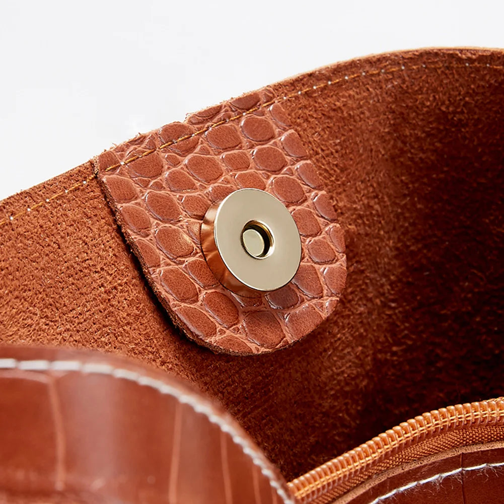 Large-Capacity Crocodile Pattern Leather Crossbody Bag Clean Vanilla Store