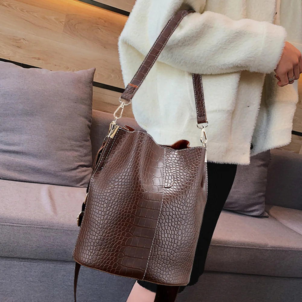 Large-Capacity Crocodile Pattern Leather Crossbody Bag Clean Vanilla Store