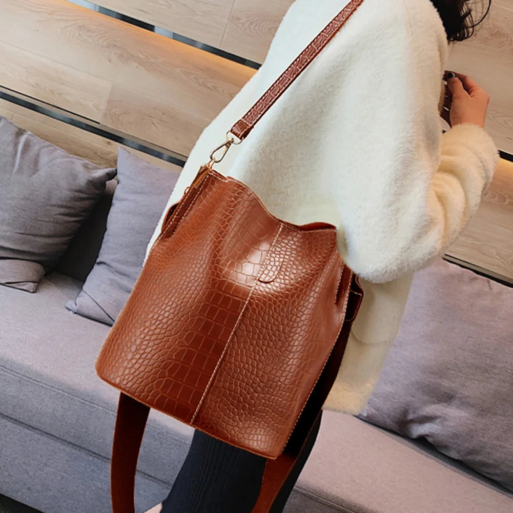 Large-Capacity Crocodile Pattern Leather Crossbody Bag Clean Vanilla Store